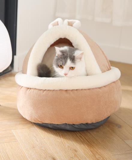 Закрытая кровать для кошки в форме кролика