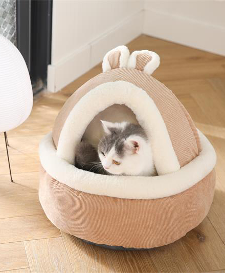 Закрытая кровать для кошки в форме кролика