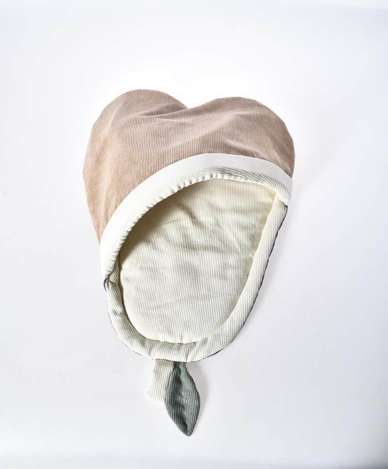 Милая кровать для кошки в форме груши