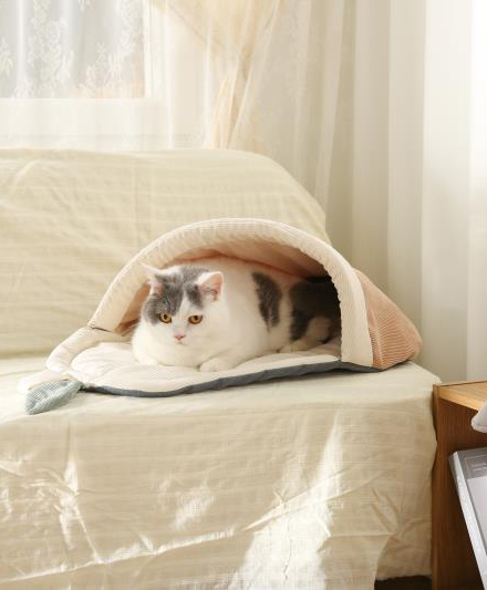 Милая кровать для кошки в форме груши