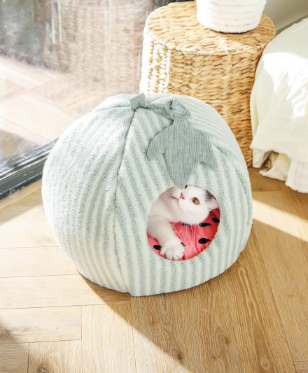 Удобная лежанка для кошки в форме арбуза