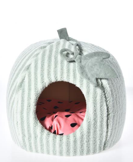 Удобная лежанка для кошки в форме арбуза