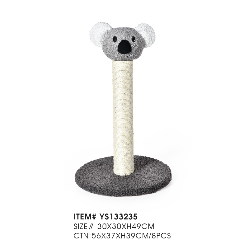 Милая кошка, царапающая когтеточку