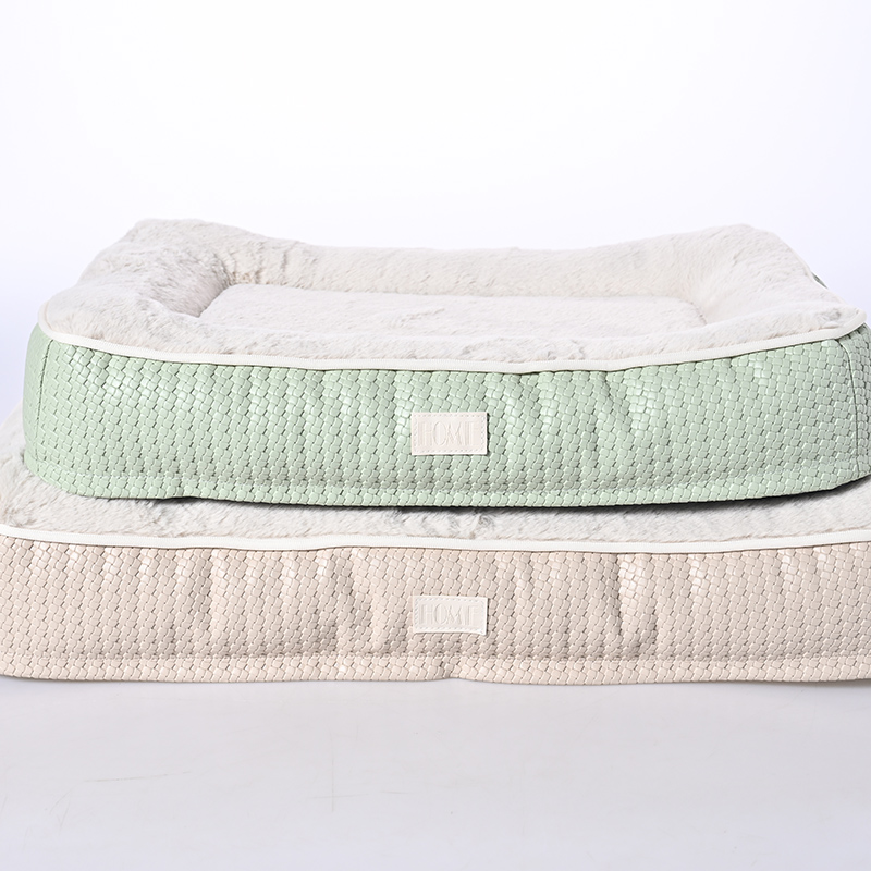 Комфортная кожаная лежанка для питомцев «Цветок» с непроседающей подушкой.