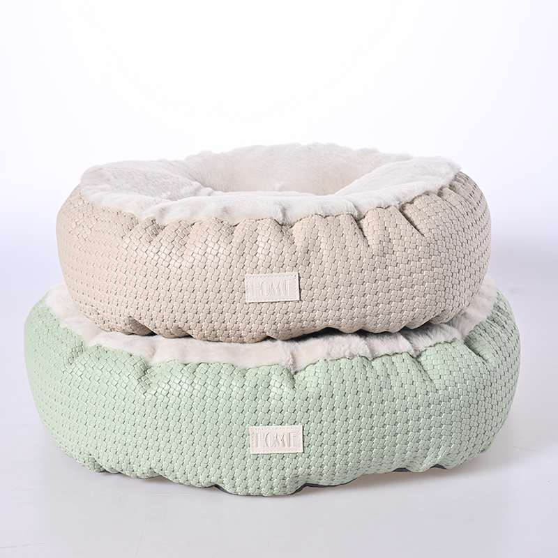 Небольшая круглая кроватка для питомцев, любимая собаками.