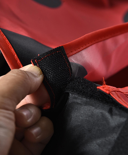 Многофункциональная лежанка-туннель для кошек с интерактивными входами и подвесными мячиками